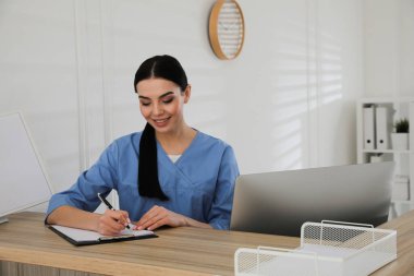 Hastanenin tezgahında panosu olan resepsiyonist, mesaj için yer var.