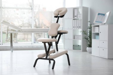 Klinikte modern masaj koltuğu. Tıbbi ekipman