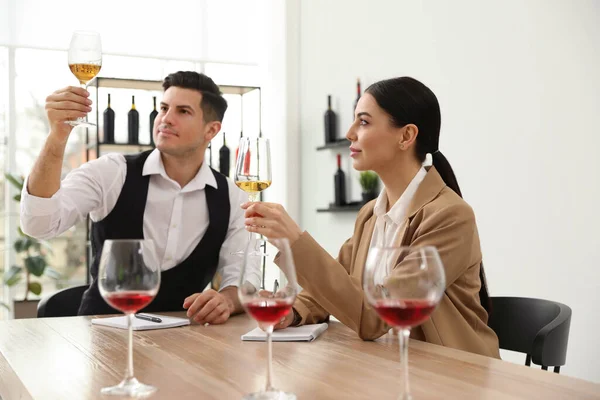 Sommeliers Verkosten Verschiedene Weinsorten Tisch Drinnen — Stockfoto