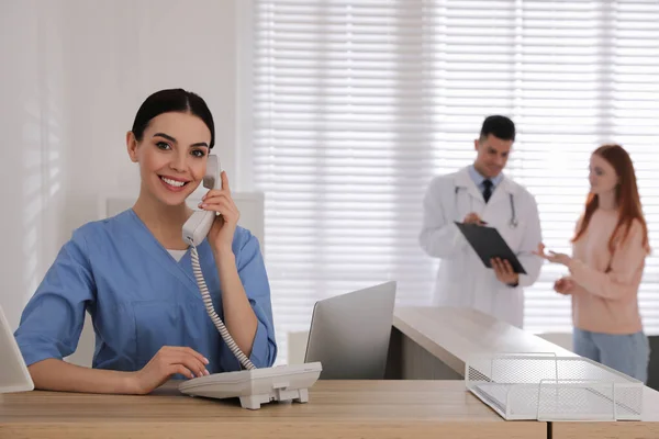 Recepcionista Falando Telefone Enquanto Médico Trabalhando Com Paciente Hospital — Fotografia de Stock