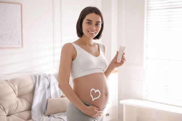 Młoda Kobieta Ciąży Produktem Kosmetycznym Domu — Zdjęcie stockowe