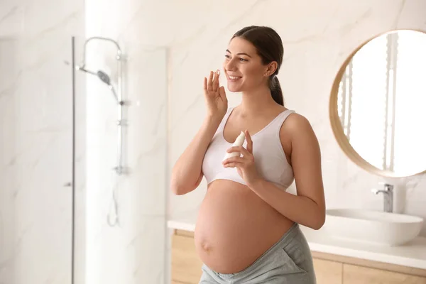 Mujer Embarazada Joven Con Producto Cosmético Baño — Foto de Stock