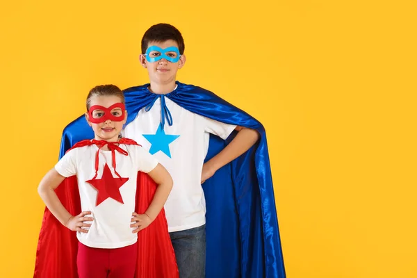 Sarı Arka Planda Süper Kahraman Kostümlü Oğlan Küçük Kız Metin — Stok fotoğraf
