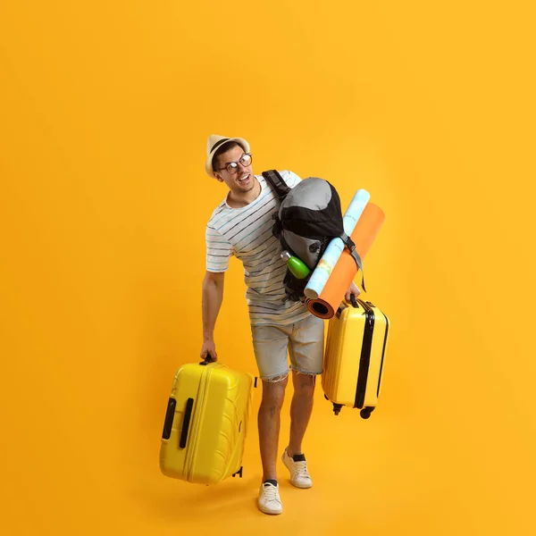 Turista Masculino Com Mochila Viagem Malas Fundo Amarelo — Fotografia de Stock