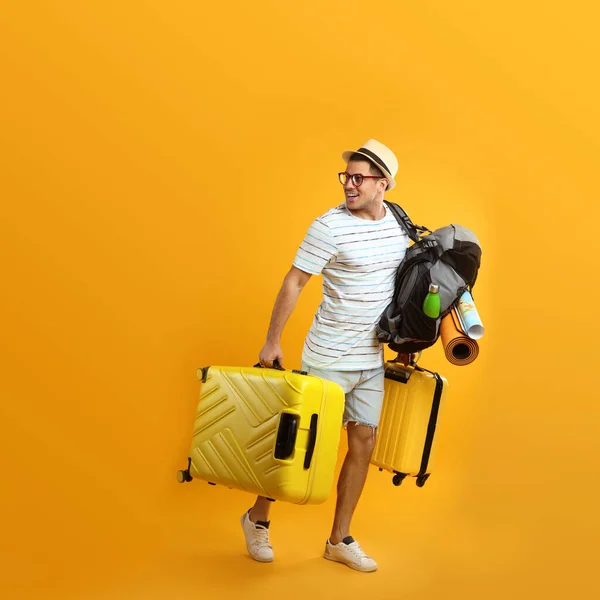 Чоловічий Турист Туристичним Рюкзаком Валізами Жовтому Тлі — стокове фото