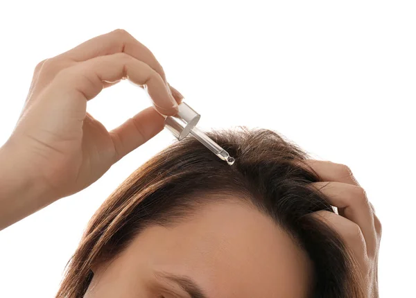 Mulher Madura Aplicando Óleo Cabelo Fundo Branco Close Problema Calvície — Fotografia de Stock