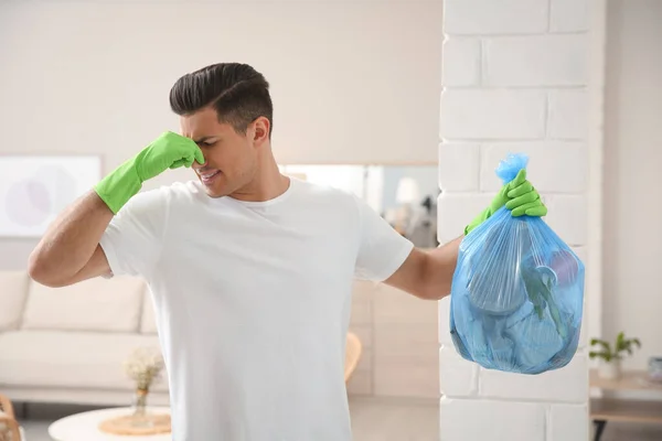 Homem Segurando Saco Lixo Completo Casa — Fotografia de Stock