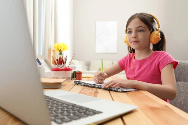 Niña Con Auriculares Dibujando Papel Lección Línea Interior Formación Distancia — Foto de Stock