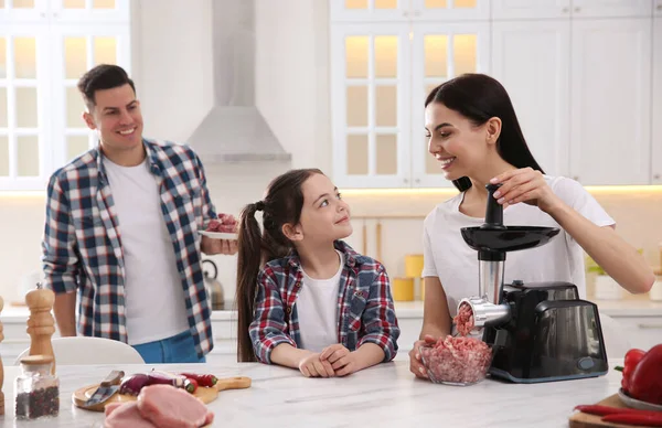 Mutlu Bir Aile Mutfakta Yemek Yapıyor Modern Öğütücüsünü Kullanan Bir — Stok fotoğraf