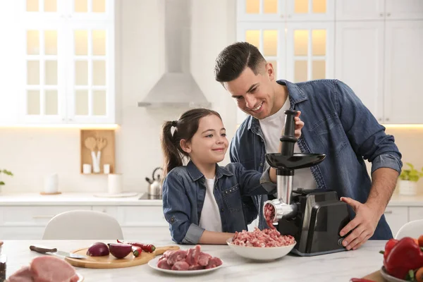 Padre Hija Usando Molinillo Carne Moderno Cocina Espacio Para Texto — Foto de Stock