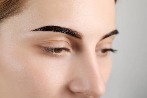 Femme Pendant Procédure Teinte Des Sourcils Sur Fond Gris Gros — Photo