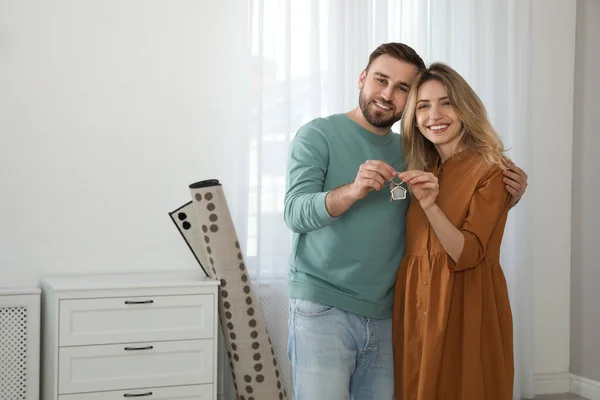 Glückliches Junges Paar Mit Schlüssel Neuen Haus Raum Für Text — Stockfoto