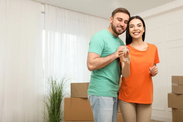 Feliz Pareja Joven Con Llave Casa Nueva Espacio Para Texto —  Fotos de Stock