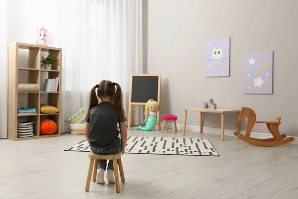 Einsames Kleines Mädchen Hause Rückansicht Autismus Konzept — Stockfoto