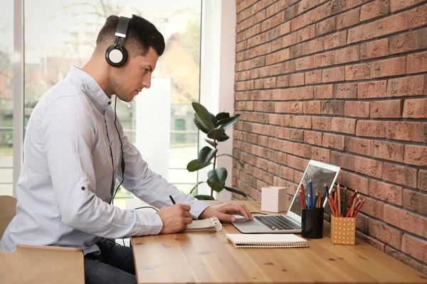 Hombre Dibujando Cuaderno Lección Línea Interior Formación Distancia —  Fotos de Stock