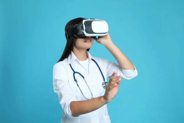 Médico Feminino Usando Fone Ouvido Realidade Virtual Fundo Azul Claro — Fotografia de Stock