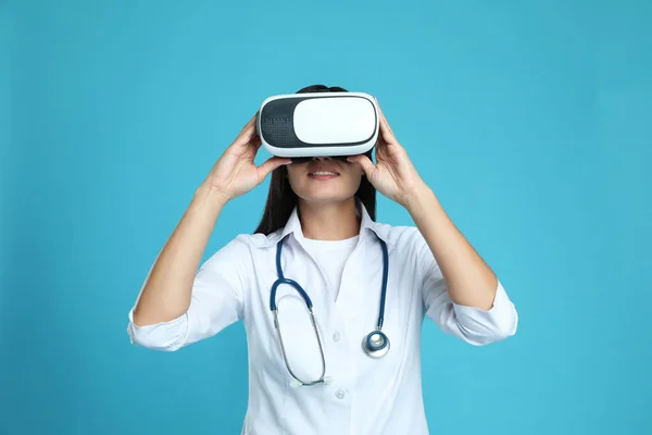 Médico Feminino Usando Fone Ouvido Realidade Virtual Fundo Azul Claro — Fotografia de Stock