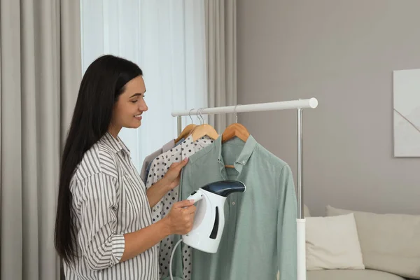 Frau Dampft Hemd Auf Kleiderbügel Hause — Stockfoto