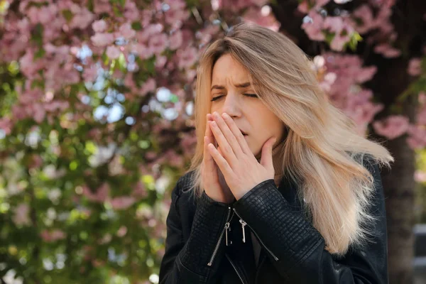 Vrouw Die Lijdt Aan Seizoensgebonden Pollen Allergie Buurt Van Bloeiende — Stockfoto