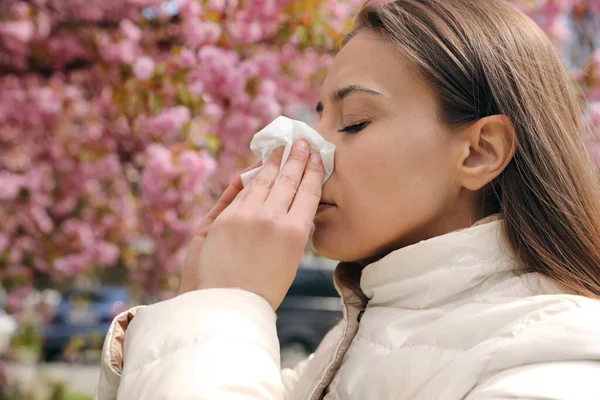 Kobieta Cierpiąca Sezonową Alergię Pyłki Kwiatowe Pobliżu Kwitnącego Drzewa Zewnątrz — Zdjęcie stockowe
