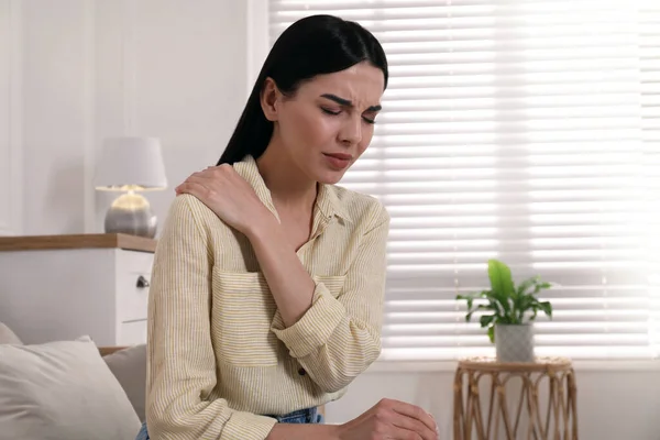 Woman Suffering Shoulder Pain Home — Stock Photo, Image