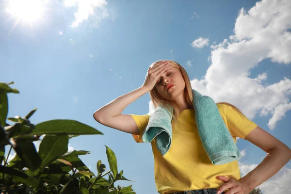 Mujer Con Toalla Que Sufre Golpe Calor Aire Libre —  Fotos de Stock