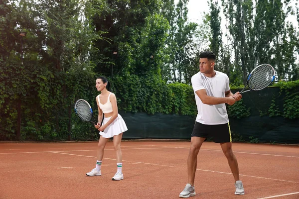 Мужчина Женщина Играют Теннис Корте — стоковое фото