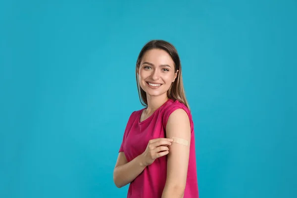 Mujer Vacunada Mostrando Yeso Médico Brazo Contra Fondo Azul Claro — Foto de Stock