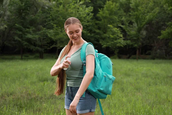 Parktaki Koluna Böcek Kovucu Uygulayan Kadın Kene Isırığı Önleme — Stok fotoğraf