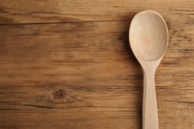 Kırsal masada el yapımı ahşap kaşık, üst manzara. Metin için boşluk
