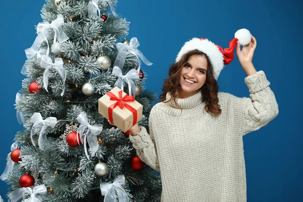 Glad Ung Kvinna Santa Hatt Med Gåva Nära Julgran Blå — Stockfoto