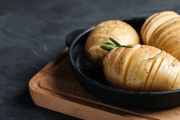 Rohe Hasselback Kartoffeln Mit Rosmarin Backform Auf Dunkelgrauem Tisch Nahaufnahme — Stockfoto