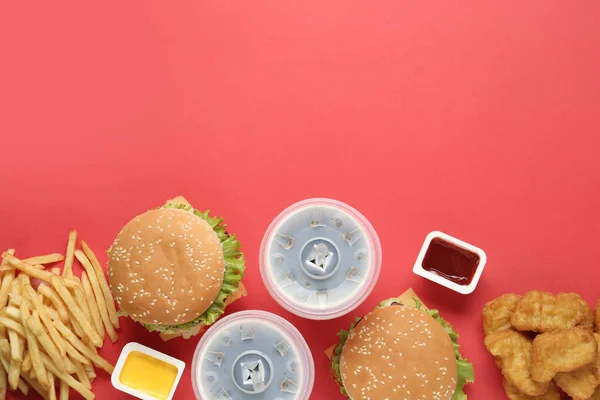 Composição Flat Lay Com Delicioso Menu Fast Food Fundo Vermelho — Fotografia de Stock