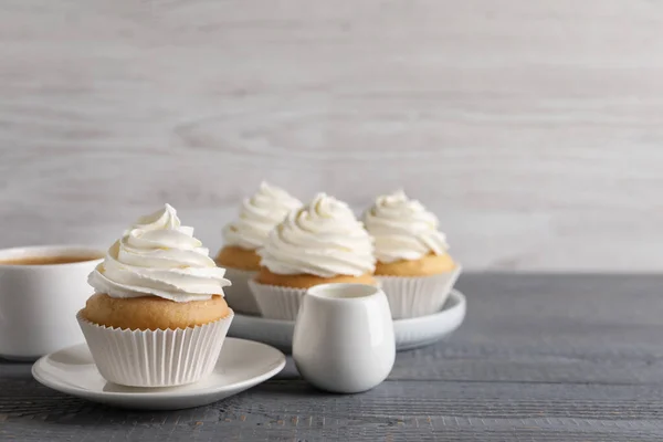 Heerlijke Cupcakes Met Room Grijze Houten Tafel Ruimte Voor Tekst — Stockfoto