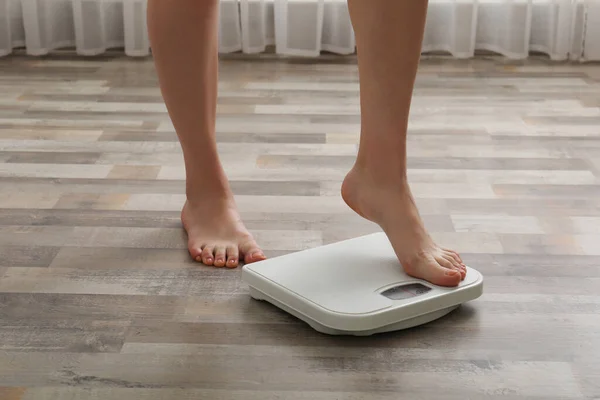 Vrouw Stapt Vloerschalen Binnen Close Gewichtsbeheersing — Stockfoto