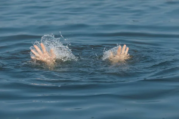 Drunknande Kvinna Som Sträcker Sig Efter Hjälp Havet Närbild — Stockfoto