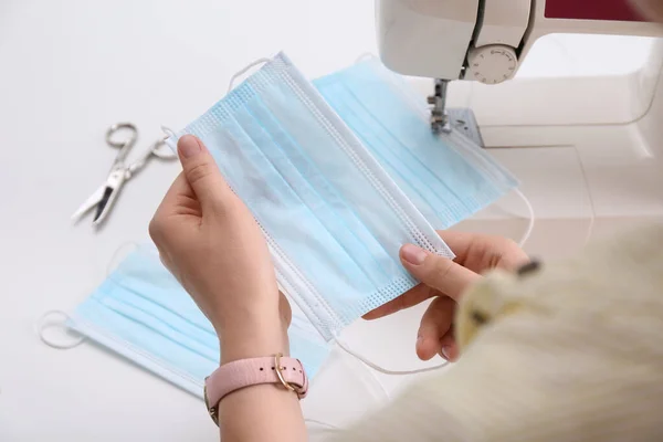 妇女在白桌用缝纫机做一次性口罩 特写镜头 — 图库照片