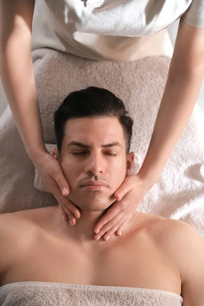 Homem Recebendo Massagem Facial Salão Beleza Vista Superior — Fotografia de Stock