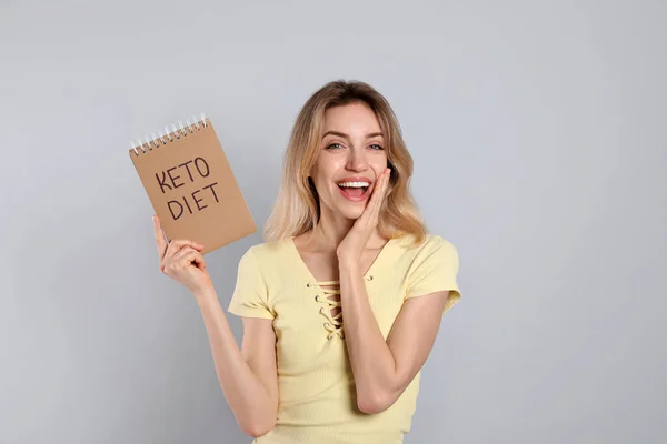 Mujer Sosteniendo Cuaderno Con Frase Keto Diet Sobre Fondo Gris — Foto de Stock