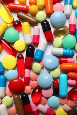 Arka plan olarak bir sürü renkli hap, üst görünüm