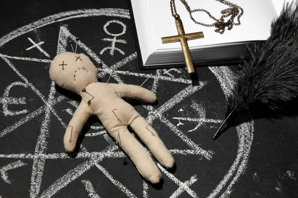 Objets Cérémonie Poupée Vaudou Cercle Rituel Dessinés Sur Table Noire — Photo