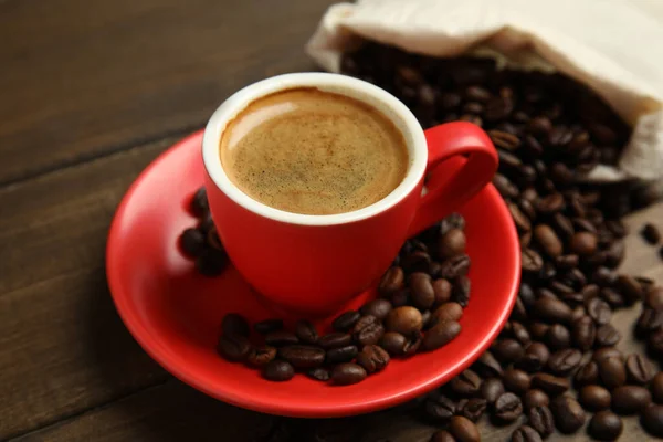 Kopje Lekkere Koffie Bonen Houten Tafel — Stockfoto