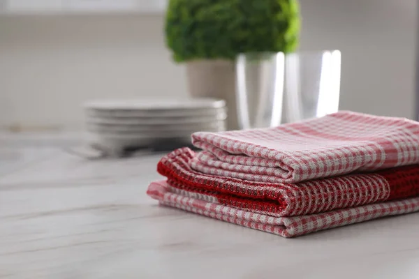 Toallas Cocina Secas Sobre Mesa Mármol Blanco Espacio Para Texto — Foto de Stock