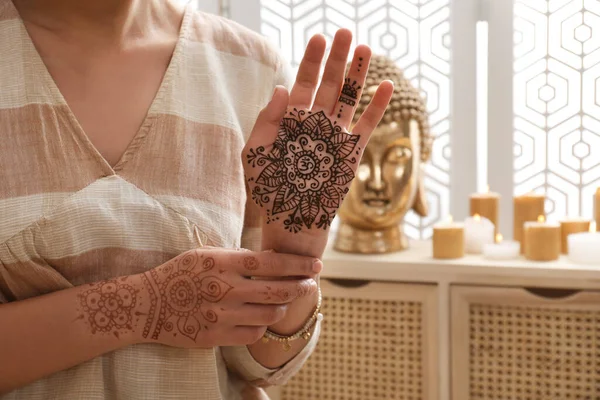 Woman Henna Tattoo Hands Indoors Closeup Traditional Mehndi Ornament — Stock Photo, Image