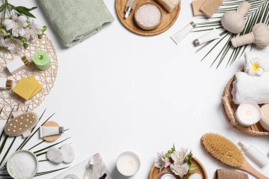 Beyaz arka planda spa malzemeleri çerçevesi, düz yatış. Metin için boşluk