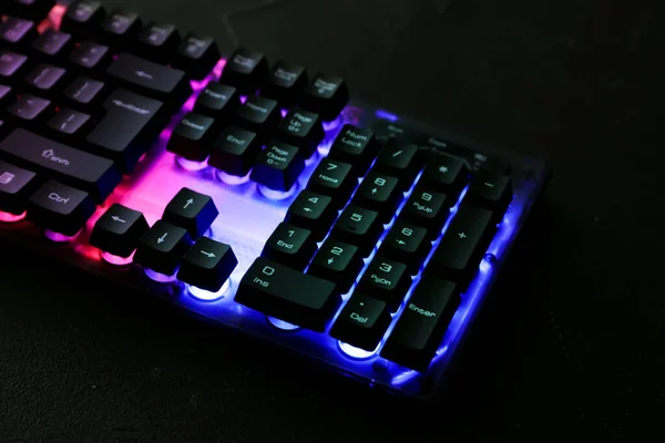 Teclado Moderno Com Iluminação Rgb Mesa Preta — Fotografia de Stock