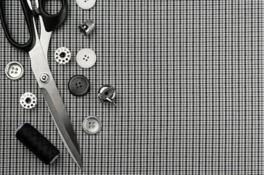 Kumaş malzemesi dikiyorum, düz yerde yatıyorum. Metin için boşluk