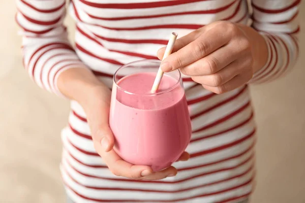 Mujer Con Vaso Sabroso Batido Sobre Fondo Beige Primer Plano —  Fotos de Stock