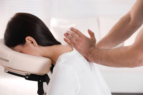 Mulher Recebendo Massagem Cadeira Moderna Dentro Casa Close — Fotografia de Stock