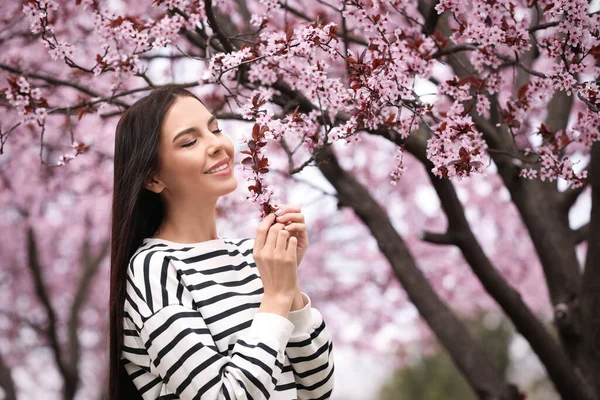 Söt Ung Kvinna Nära Blommande Träd Parken Vårblick — Stockfoto